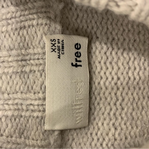 Aritzia Wilfred Free Sweater in light grey - Picture 4 of 4